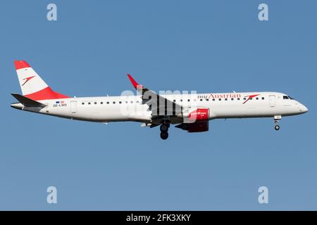 FRANCFORT AM MAIN, ALLEMAGNE - 01 novembre 2019 : Austrian Airlines (OS / AUA) approche de l'aéroport de Francfort (EDDF/FRA) avec un Embraer E195 (OE-LWD/1900041 Banque D'Images