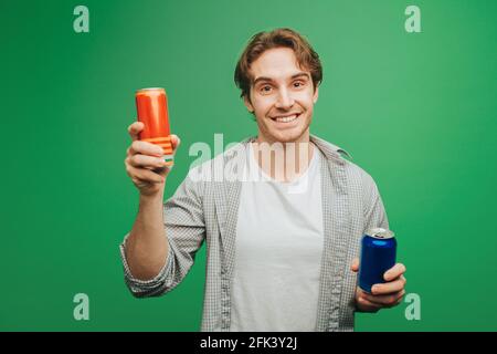 L'homme heureux tient des boîtes, isolées sur fond vert Banque D'Images