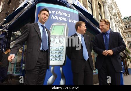 CHARLES DUNSTONE CEO (CENTRE), DAVID ROSS COO (À DROITE) ET ROGER TAYLOR CFO (À GAUCHE) DE CARPHONE WAREHOUSE ANNONÇANT DES BÉNÉFICES.7 NOVEMBRE 2001 PHOTO ANDY PARADISE Banque D'Images