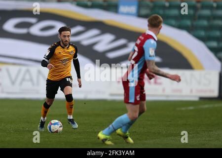 Newport, Royaume-Uni. 27 avril 2021. Josh Sheehan du comté de Newport (l) en action. EFL football League Two Match, Newport County v Scunthorpe Utd à Rodney Parade Newport, pays de Galles, le mardi 27 avril 2021. Cette image ne peut être utilisée qu'à des fins éditoriales. Utilisation éditoriale uniquement, licence requise pour une utilisation commerciale. Aucune utilisation dans les Paris, les jeux ou les publications d'un seul club/ligue/joueur. photo par Andrew Orchard /Alay Live News Banque D'Images