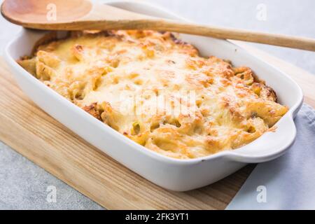 Tetrazzini - cocotte de pâtes de poulet dans un plat de cuisson avec des ingrédients à l'arrière-plan, cuisine américaine, vue d'en haut Banque D'Images