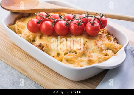 Tetrazzini - cocotte de pâtes de poulet dans un plat de cuisson avec des ingrédients à l'arrière-plan, cuisine américaine, vue d'en haut Banque D'Images