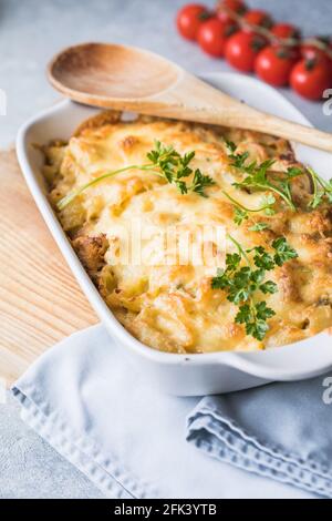 Tetrazzini - cocotte de pâtes de poulet dans un plat de cuisson avec des ingrédients à l'arrière-plan, cuisine américaine, vue d'en haut Banque D'Images