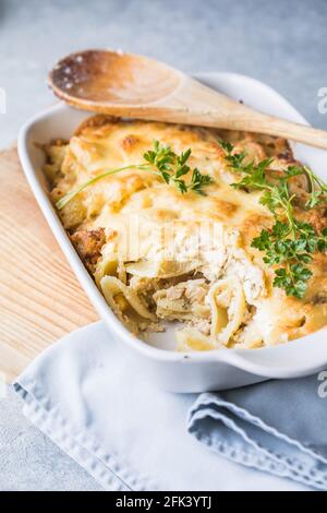 Tetrazzini - cocotte de pâtes de poulet dans un plat de cuisson avec des ingrédients à l'arrière-plan, cuisine américaine, vue d'en haut Banque D'Images