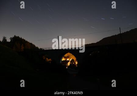 vieux viaduc du train à vapeur à bauma. Photos de nuit avec exposition longue aux étoiles. Ancien pont ferroviaire de zurich Banque D'Images