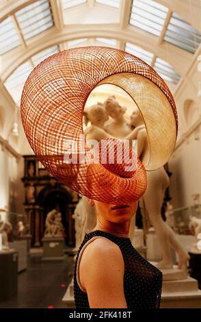 Exposition de mode en mouvement au V et A Mai 1999Alla Samarina porte un chapeau de cuivre Helta-Skelta de Philip Tracey L'exposition marque également le 100e anniversaire du musée Banque D'Images