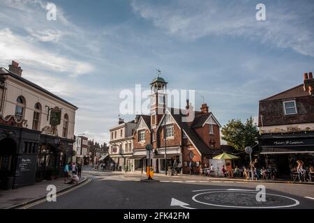 The Clock Tower à Wimbledon Village, qui accueille le tournoi de tennis du championnat dans le sud-ouest de Londres, en Angleterre, au Royaume-Uni Banque D'Images
