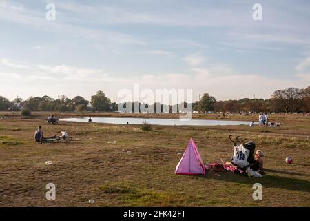 Rushmere Pond, dans le village de Wimbledon, qui accueille le tournoi de tennis du championnat dans le sud-ouest de Londres, en Angleterre, au Royaume-Uni Banque D'Images