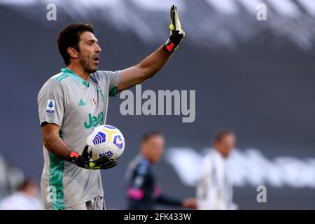 Gianluigi Buffon de Juventus FC gestes pendant la série UN match entre Juventus FC et SSC Napoli. Banque D'Images