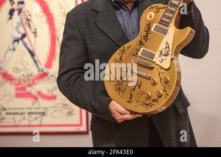 Londres Royaume-Uni 28 avril 2021 Harvey Goldsmith tenant la guitare a les Paul Gold Top signée au concert du 30e anniversaire de Bob Dylan par des stars dans la nuit - George Harrison, Eric Clapton, Stevie Wonder et Dylan lui-même (estimation : £10,000 - 15,000).Paul Quezada-Neiman/Alay Live News Banque D'Images