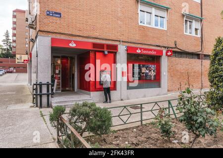 MADRID, ESPAGNE - 14 avril 2021: Santander Bank à Madrid, Espagne. Banco Santander Group est le 16e plus grand groupe bancaire au monde Banque D'Images