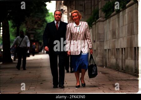 Neil Hamilton, ancien député conservateur de Tatton avec sa femme Christine près du centre des médias Millbank Westminster après avoir entendu le Conclusions du rapport Downey dans la caisse pour les questions un scandale qui a secoué le dernier gouvernement Banque D'Images