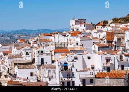 Vue panoramique sur od Pisticci et ses bâtiments blancs de Rione Dirupo, Matera, Basilicate, Italie, Europe. Banque D'Images