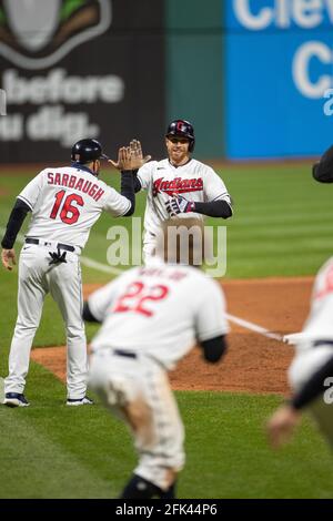 Jordan Lulolow, le vrai fieleur des Cleveland Indians, est en marche à l'extérieur lors d'un match de la saison régulière de la MLB contre les Twins du Minnesota, le lundi 26 avril Banque D'Images