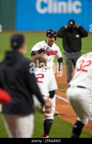 Jordan Lulolow, le vrai fieleur des Cleveland Indians, est en marche à l'extérieur lors d'un match de la saison régulière de la MLB contre les Twins du Minnesota, le lundi 26 avril Banque D'Images