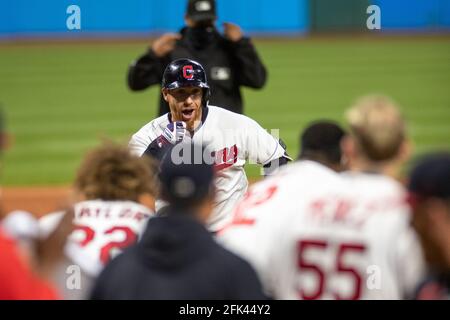 Jordan Lulolow, le vrai fieleur des Cleveland Indians, est en marche à l'extérieur lors d'un match de la saison régulière de la MLB contre les Twins du Minnesota, le lundi 26 avril Banque D'Images