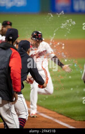 Jordan Lulolow, le vrai fieleur des Cleveland Indians, est en marche à l'extérieur lors d'un match de la saison régulière de la MLB contre les Twins du Minnesota, le lundi 26 avril Banque D'Images