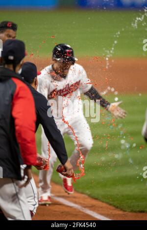 Jordan Lulolow, le vrai fieleur des Cleveland Indians, est en marche à l'extérieur lors d'un match de la saison régulière de la MLB contre les Twins du Minnesota, le lundi 26 avril Banque D'Images