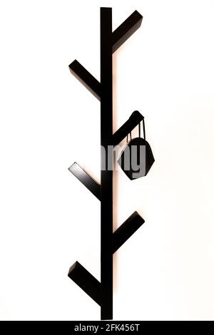 Masque seul accroché au porte-manteau de bureau Banque D'Images