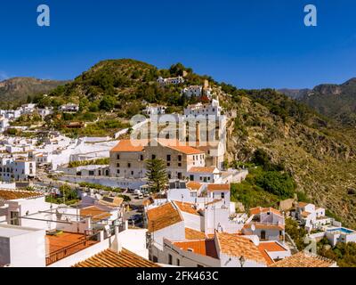 La place de la ville et les montagnes de Frigiliana en Andalousie Espagne Banque D'Images