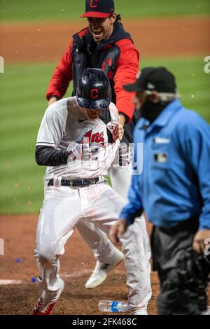 Jordan Lulolow, le vrai fieleur des Cleveland Indians, est en marche à l'extérieur lors d'un match de la saison régulière de la MLB contre les Twins du Minnesota, le lundi 26 avril Banque D'Images