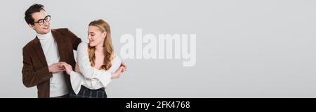 joyeux couple à l'ancienne dansant isolé sur une bannière grise Banque D'Images