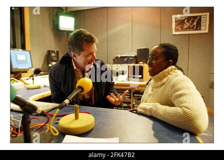 Nompilo Xaba, militant sud-africain du sida, avec Nicky Campbell La BBC 5 Live Studios à Londres.pic David Sandison 7/3/2005 Banque D'Images