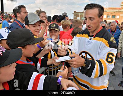 Boston Bruins avance Brad Marchand signe des autographes dans la ville de Québec pendant l'été Banque D'Images