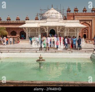 FATEPHUR SIKRI, INDE- MARS 27, 2019: Tombe de soufi saint shaikh salim chisti dans la cour de jama masjid Banque D'Images