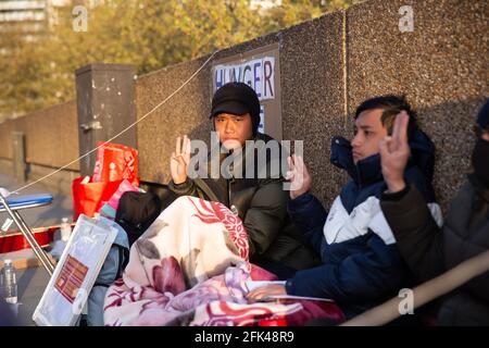 Londres, Royaume-Uni. 26 avril 2021. Les manifestants de Londres vont faire une grève de la faim pour soutenir la lutte birmane au Myanmar - Westminster Bridge, Londres, Angleterre, le 26 avril 2021. La Birmanie continue de protester contre le coup d'Etat militaire qui a eu lieu au Myanmar en février. Credit: SIPA USA/Alay Live News Banque D'Images