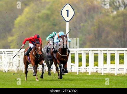 Chipotle criblé par Charles Bishop (à gauche) sur le chemin de gagner les enjeux de la Royal Ascot de deux ans de procès à l'hippodrome d'Ascot. Date de la photo: Mercredi 28 avril 2021. Banque D'Images