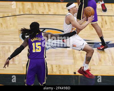 Orlando, États-Unis. 26 avril 2021. LA forward Montzl Harrell (15) saisit la garde d'Orlando R.J. Hampton, à droite, pendant le match de Los Angeles Lakers à Orlando Magic NBA au Amway Center le lundi 26 avril 2021. Los Angeles a gagné le match 114-103. (Photo de Stephen M. Dowell/Orlando Sentinel/TNS/Sipa USA) crédit: SIPA USA/Alay Live News Banque D'Images