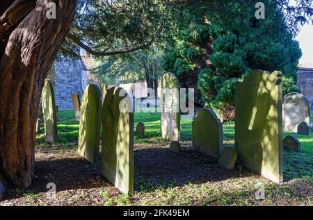 Cimetière de l'église St Bartholomew à Otford, Kent, Royaume-Uni. L'église Saint-Bartholomée est un bâtiment classé de classe 1 datant du XIe siècle. Banque D'Images