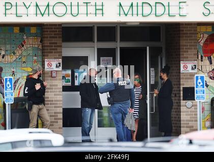 Plymouth, États-Unis. 26 avril 2021. Des éducateurs et des officiers de police se réunissent près de l'avant de l'école intermédiaire de Plymouth après qu'un étudiant a tiré des coups de feu dans la matinée à l'intérieur de l'école intermédiaire de Plymouth, le lundi 26 avril 2021 à Plymouth, Minnesota. Aucune blessure n'a été signalée. (Photo de David Joles/Minneapolis Star Tribune/TNS/Sipa USA) crédit: SIPA USA/Alay Live News Banque D'Images