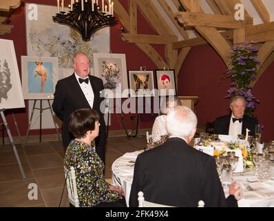 Shurlock Row, Berkshire, Royaume-Uni. 24 mai 2018. David Brownlow s'entretient avec les invités lorsqu'il a organisé un dîner de collecte de fonds à son domicile à Shurlock Row, dans le Berkshire, ce soir pour la Berkshire Community Foundation Charity. Parmi les invités, il y avait le lieutenant du Berkshire et divers philanthropes. Crédit : Maureen McLean/Alay Banque D'Images