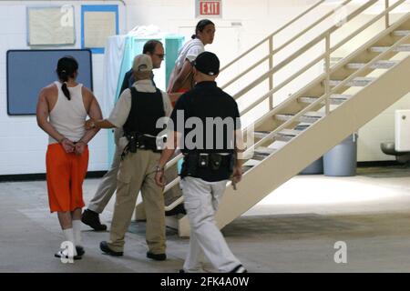 STOCKTON, ÉTATS-UNIS - 05 juillet 2005 : les jeunes prisonniers sont escortés dans une prison de jeunesse à sécurité maximale en Californie Banque D'Images