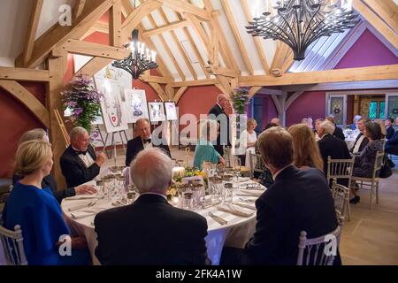 Shurlock Row, Berkshire, Royaume-Uni. 24 mai 2018. David Brownlow s'entretient avec les invités lorsqu'il a organisé un dîner de collecte de fonds à son domicile à Shurlock Row, dans le Berkshire, ce soir pour la Berkshire Community Foundation Charity. Parmi les invités, il y avait le lieutenant du Berkshire et divers philanthropes. Crédit : Maureen McLean/Alay Banque D'Images