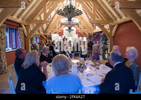 Shurlock Row, Berkshire, Royaume-Uni. 24 mai 2018. David Brownlow s'entretient avec les invités lorsqu'il a organisé un dîner de collecte de fonds à son domicile à Shurlock Row, dans le Berkshire, ce soir pour la Berkshire Community Foundation Charity. Parmi les invités, il y avait le lieutenant du Berkshire et divers philanthropes. Crédit : Maureen McLean/Alay Banque D'Images