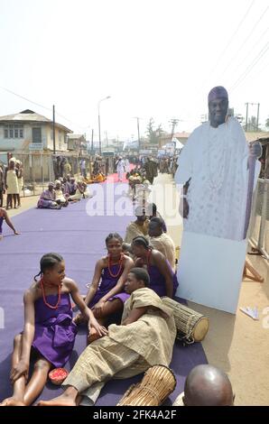 Les troupes culturelles yoruba attendent de recevoir l'ONIA nouvellement installé d'IFE, Oba Adeyeye Enitan Ogunwusi, Ile-IFE, État d'Osun, Nigeria. Banque D'Images