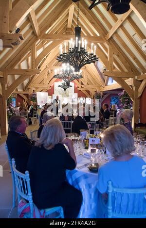 Shurlock Row, Berkshire, Royaume-Uni. 24 mai 2018. David Brownlow s'entretient avec les invités lorsqu'il a organisé un dîner de collecte de fonds à son domicile à Shurlock Row, dans le Berkshire, ce soir pour la Berkshire Community Foundation Charity. Parmi les invités, il y avait le lieutenant du Berkshire et divers philanthropes. Crédit : Maureen McLean/Alay Banque D'Images