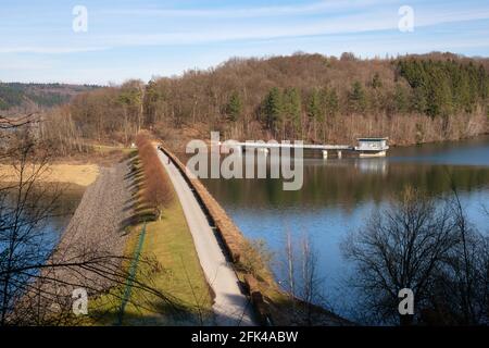 DHUNN, ALLEMAGNE - 06 mars 2021 : DHUNN, ALLEMAGNE - 6 MARS 2021 : image panoramique du réservoir d'eau de Dhunn le 6 mars 2021 à Bergisches Land, Allemagne Banque D'Images