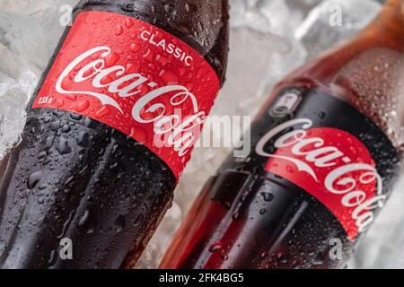 Logo Coca-Cola sur les bouteilles classiques de cola et sans sucre sur fond de cube de glace. Soif et plaisir. Russie, Krasnoyarsk, 17 mars 2021. Banque D'Images