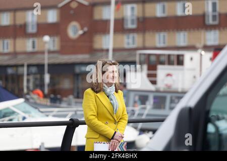 Hartlepool, Royaume-Uni. 28 avril 2021. Le présentateur de la BBC, Victoria Derbyshire, à la marina de Hartlepool, délecte aujourd'hui les opinions avant la biélection locale la semaine prochaine. David Dixon / Alay Banque D'Images