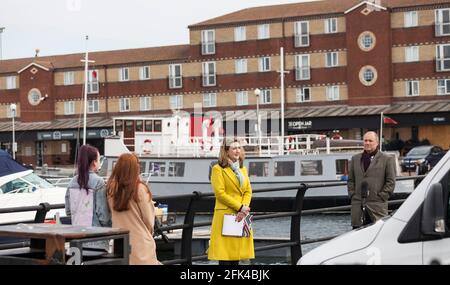 Hartlepool, Royaume-Uni. 28 avril 2021. Le présentateur de la BBC, Victoria Derbyshire, à la marina de Hartlepool, délecte aujourd'hui les opinions avant la biélection locale la semaine prochaine. David Dixon / Alay Banque D'Images