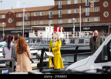 Hartlepool, Royaume-Uni. 28 avril 2021. Le présentateur de la BBC, Victoria Derbyshire, à la marina de Hartlepool, délecte aujourd'hui les opinions avant la biélection locale la semaine prochaine. David Dixon / Alay Banque D'Images