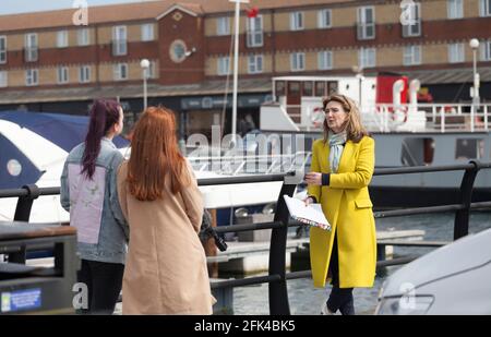 Hartlepool, Royaume-Uni. 28 avril 2021. Le présentateur de la BBC, Victoria Derbyshire, à la marina de Hartlepool, délecte aujourd'hui les opinions avant la biélection locale la semaine prochaine. David Dixon / Alay Banque D'Images