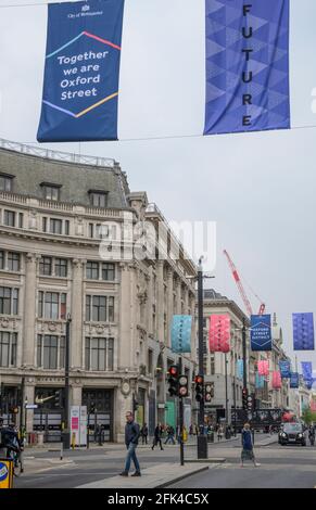 Oxford Street, Londres, Royaume-Uni. 28 avril 2021. Un jour farade, les Londoniens retournent dans les rues commerçantes de l'extrémité ouest tandis que Covid LockDown se détend. Crédit : Malcolm Park/Alay Live News. Banque D'Images