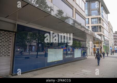 Oxford Street, Londres, Royaume-Uni. 28 avril 2021. Les Londoniens retournent dans les rues commerçantes de l'extrémité ouest tandis que Covid LockDown se détend. Le prochain magasin a déménagé de l'angle de New Bond Street à un nouveau site plus à l'est sur Oxford Street, laissant un espace de vente vide en face de l'ancien magasin Debenhams, maintenant fermé. Crédit : Malcolm Park/Alay Live News. Banque D'Images