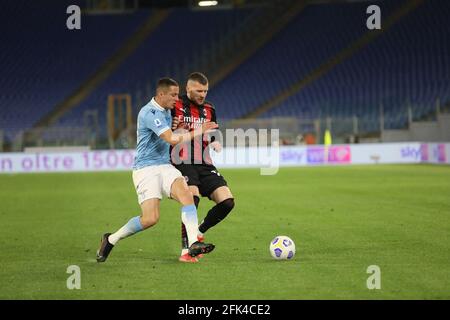 Rome, Italie. 26 avril 2021. Home victoire pour Latium qui a battu l'AC Milan 3-0 à l'Olimpico pour le 33ème match de Serie A. Correa double et immobile a marqué des buts pour Latium. DANS CETTE PHOTO Ante Rebic - Adam Marusic (photo de Paolo Pizzi/Pacific Press) crédit: Pacific Press Media production Corp./Alay Live News Banque D'Images