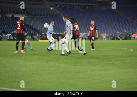 Rome, Italie. 26 avril 2021. Home victoire pour Latium qui a battu l'AC Milan 3-0 à l'Olimpico pour le 33ème match de Serie A. Correa double et immobile a marqué des buts pour Latium. DANS CETTE PHOTO Kessie - Adam Marusic (photo de Paolo Pizzi/Pacific Press) crédit: Pacific Press Media production Corp./Alay Live News Banque D'Images